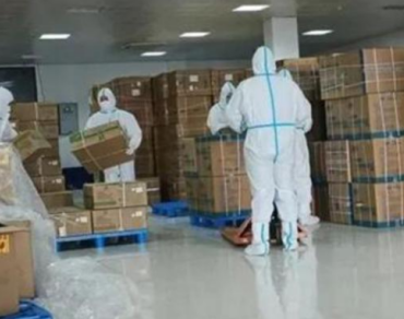 為保供，消防員利用手動液壓搬運車調(diào)運物資